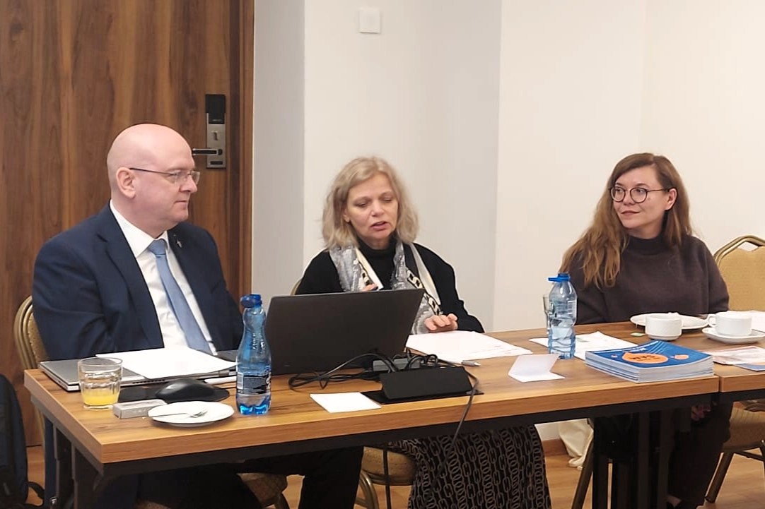 uczestnicy seminarium podczas dyskusji- zdjęcie przedstawia 3 osoby.