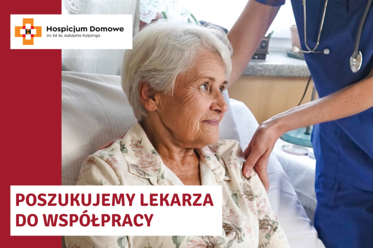 zdjecie przedstawia starsza kobietę siedzącą w łózku, pacjentkę hospicjum. widoczne jest tez logo hospicjum i tekst: poszukujemy lekarza do współpracy