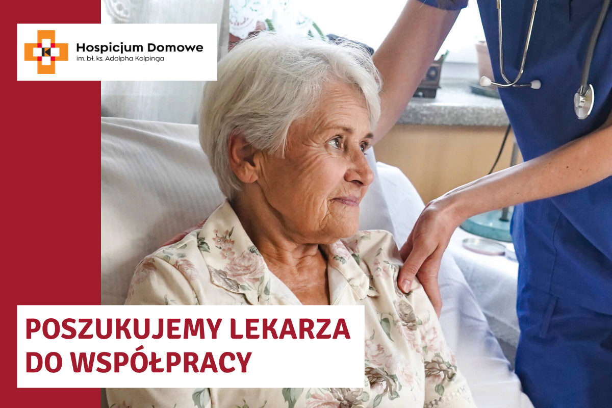 zdjecie przedstawia starsza kobietę siedzącą w łózku, pacjentkę hospicjum. widoczne jest tez logo hospicjum i tekst: poszukujemy lekarza do współpracy